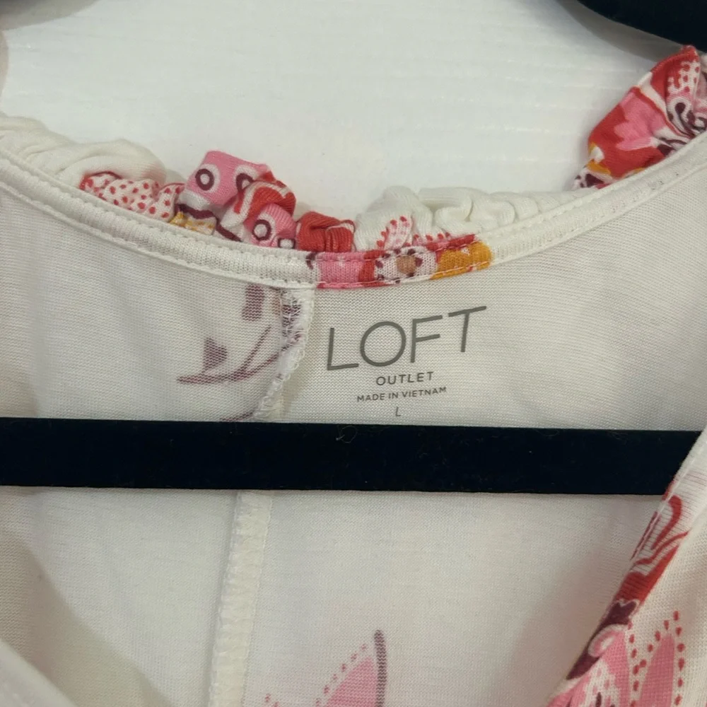 Floral flowy v-neck shirt - Picture 2 of 3